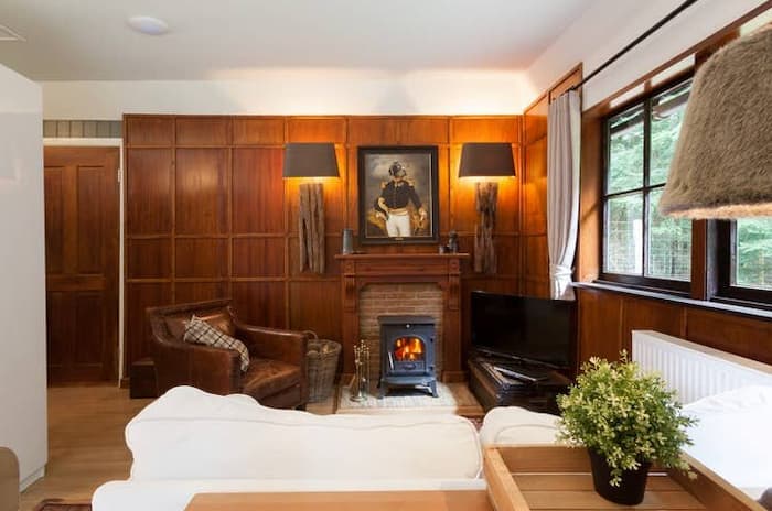 Huisje in het bos met de hond Vierhouten Gelderland