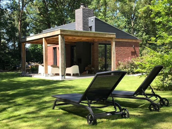 Huisje in het bos met de hond Hoogerheide